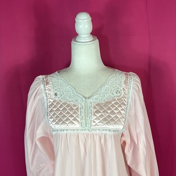 Vintage soft pink flannel nightgown dressing gown, size 1x made in USA - Picture 2 of 8